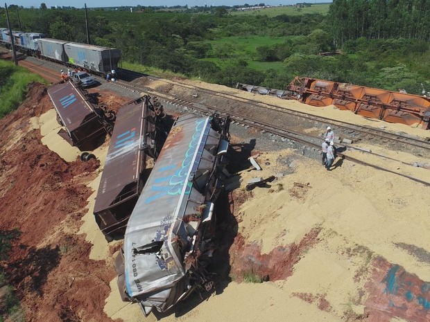 Dois trens de carga colidem e seis vagões tombam no interior de SP